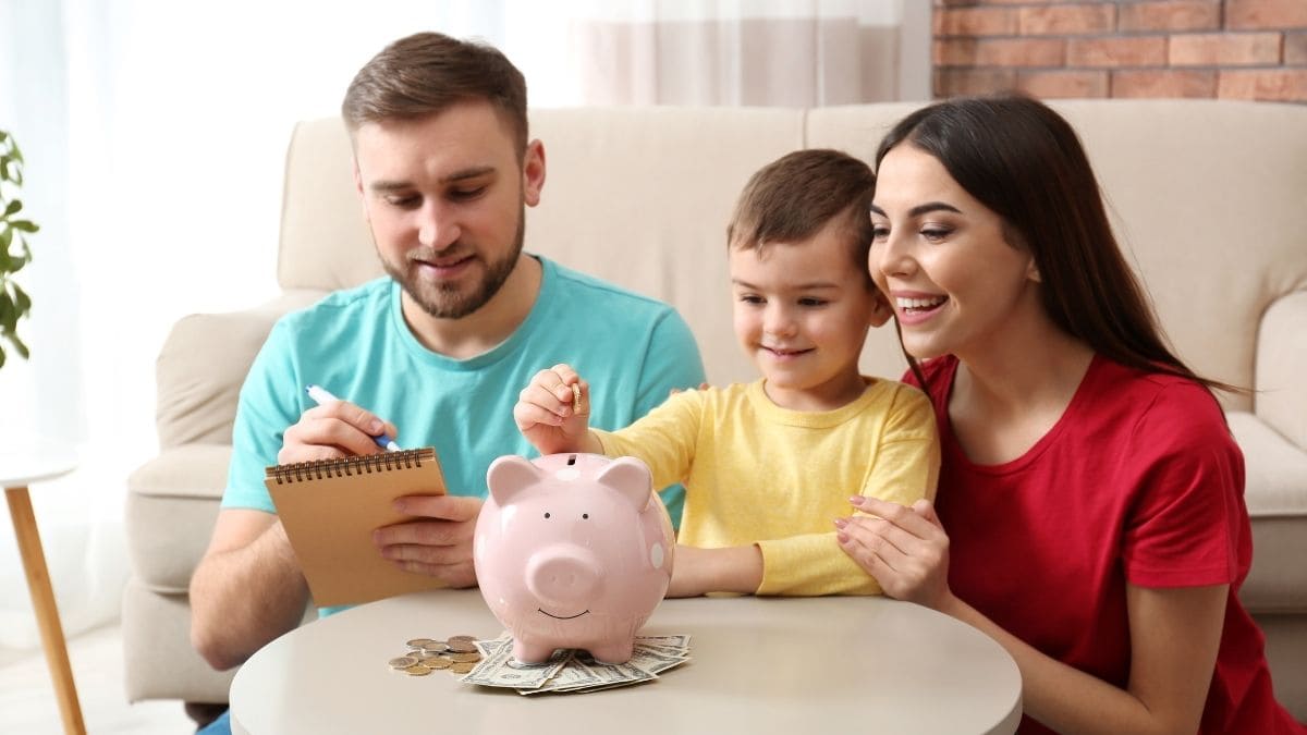 Familia economizando dinheiro em casa