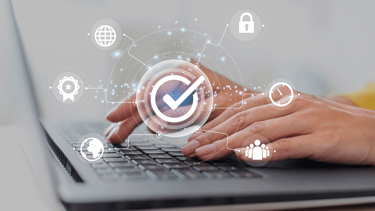 Mãos digitando em notebook com símbolos conceitos de verificação e segurança