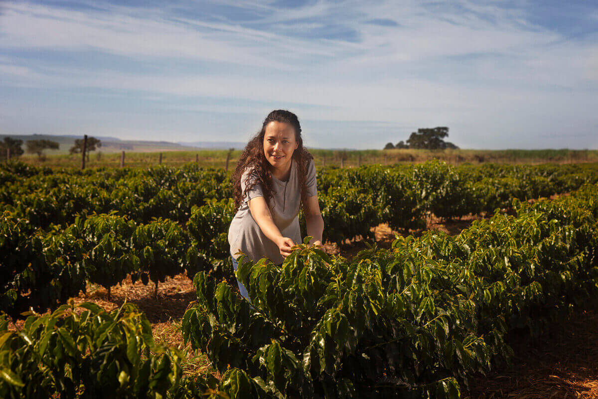 Mulher colhendo na produção rural