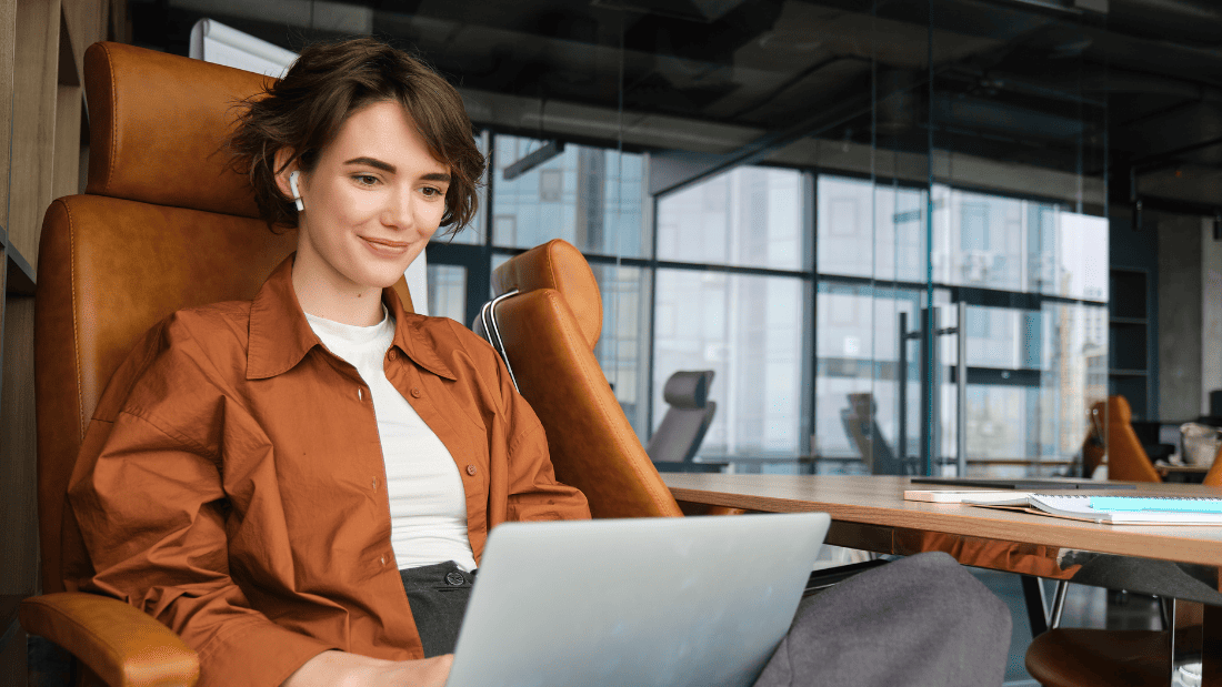 mulher jovem no escritório olhando o notebook