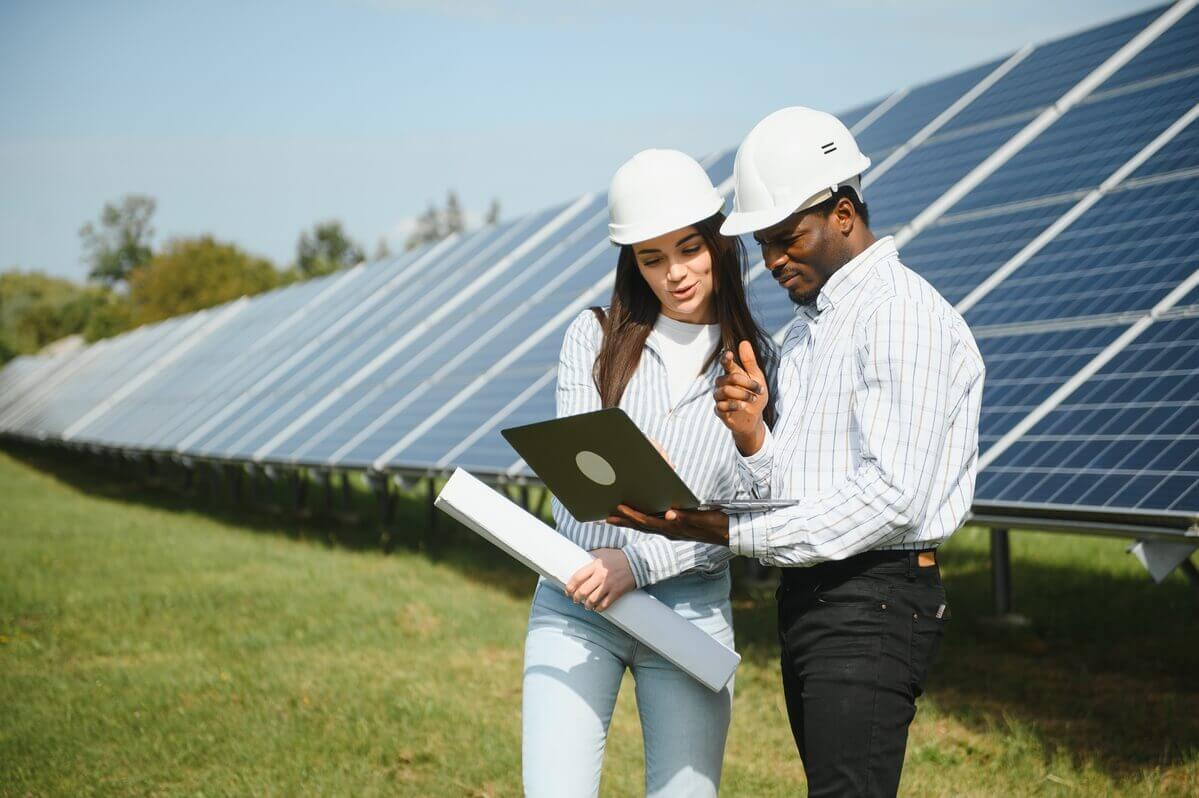 Engenheiros em obra com placas de energia solar