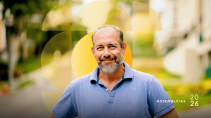 Foto de homem sorridente, com árvores ao fundo, para ilustrar o artigo sobre assembleias da cooperativa Cresol