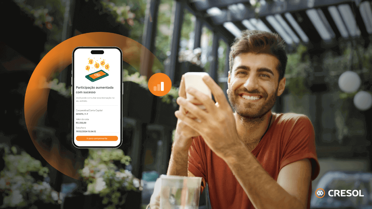 Homem sorrindo investindo no Solcap, título de capitalização da Cresol