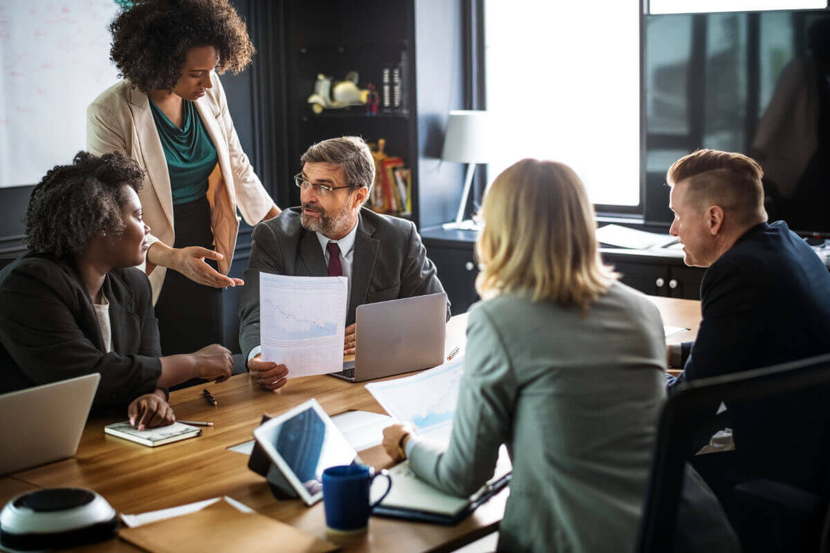 Sócios de uma empresa trabalhando em uma mesa