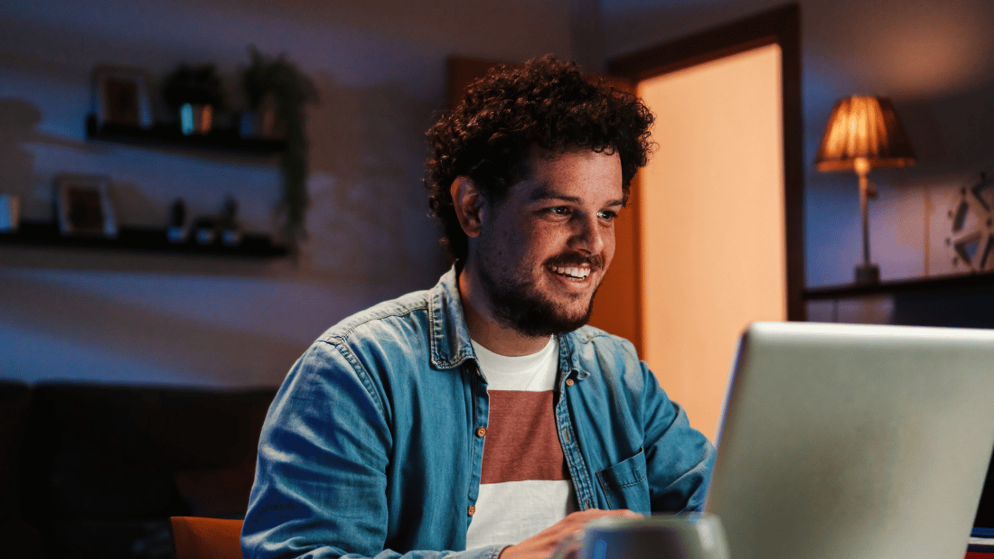 Jovem mexendo no computador para ilustrar o artigo sobre como organizar as finanças