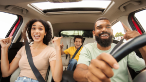 Foto de família alegre no carro para ilustrar artigo sobre pagamento de pedágio free flow com a tag Cresol